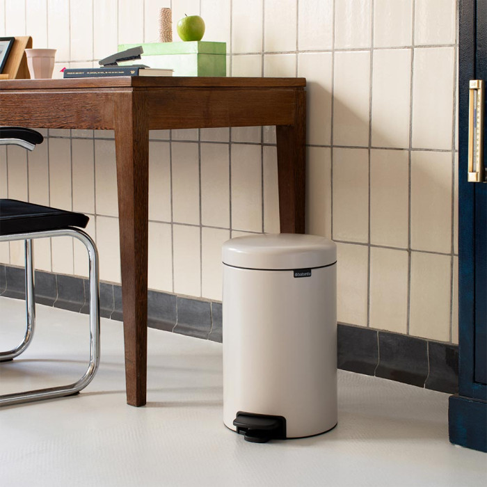 Кош за смет с педал Brabantia NewIcon 12L, Soft Beige Кош за смет с педал Brabantia NewIcon 12L, Soft Beige - Баня и почистване