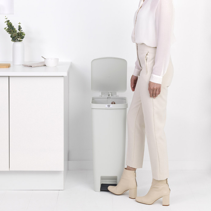 Кош за смет с педал Brabantia StepUp 40L, Light Grey Кош за смет с педал Brabantia StepUp 40L, Light Grey - Баня и почистване