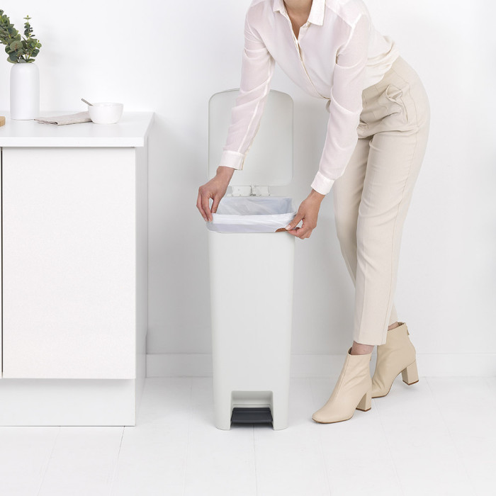 Кош за смет с педал Brabantia StepUp 40L, Light Grey Кош за смет с педал Brabantia StepUp 40L, Light Grey - Баня и почистване