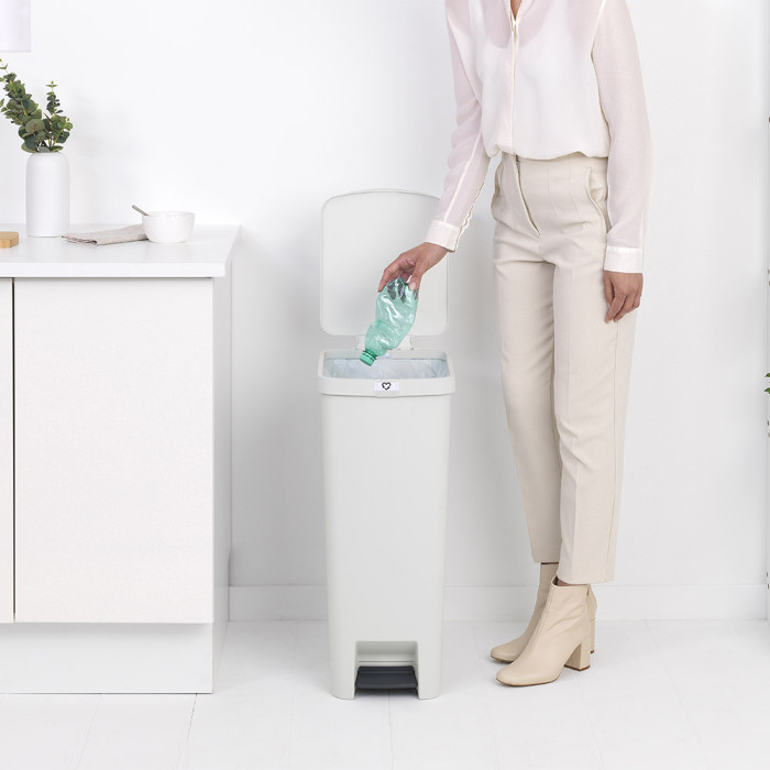 Кош за смет с педал Brabantia StepUp 40L, Light Grey Кош за смет с педал Brabantia StepUp 40L, Light Grey - Баня и почистване