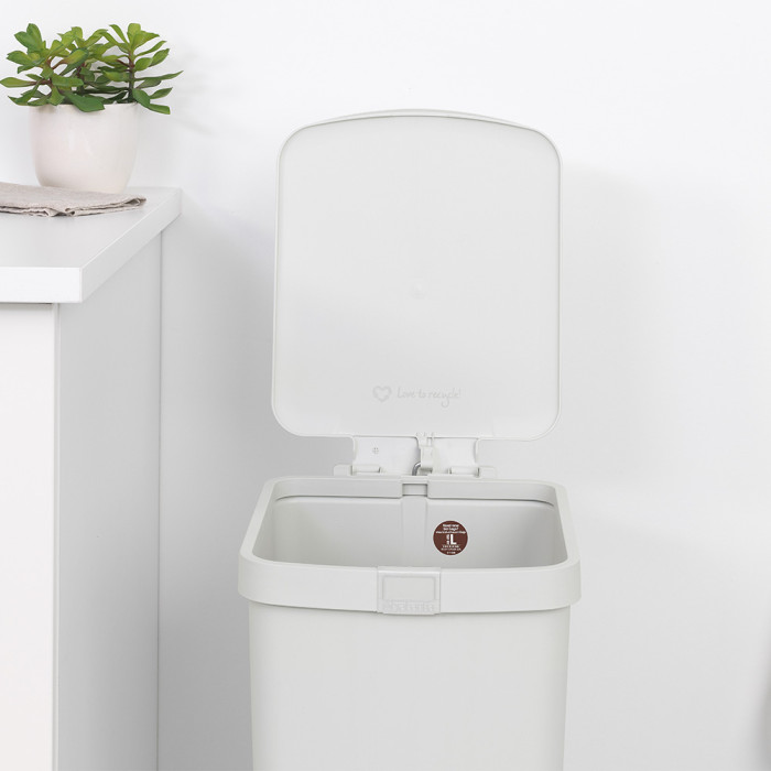 Кош за смет с педал Brabantia StepUp 40L, Light Grey Кош за смет с педал Brabantia StepUp 40L, Light Grey - Баня и почистване