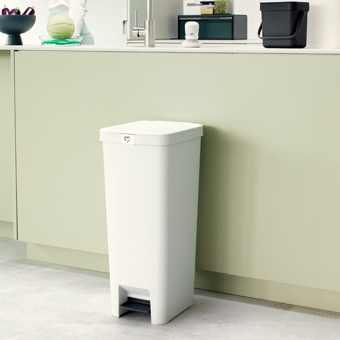Кош за смет с педал Brabantia StepUp 40L, Light Grey Кош за смет с педал Brabantia StepUp 40L, Light Grey - Баня и почистване