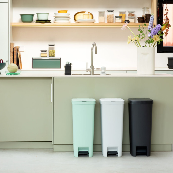 Кош за смет с педал Brabantia StepUp 40L, Light Grey Кош за смет с педал Brabantia StepUp 40L, Light Grey - Баня и почистване