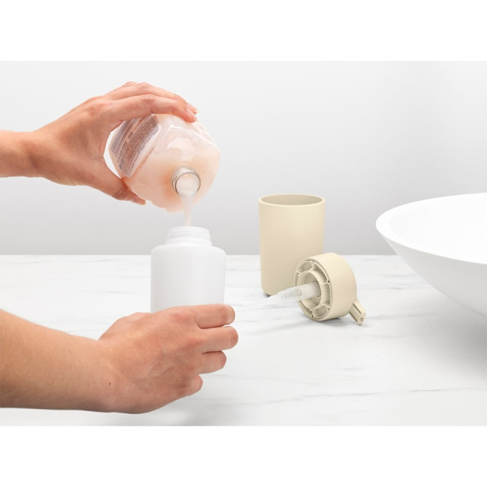 Дозатор за течен сапун Brabantia ReNew Soft Beige Дозатор за течен сапун Brabantia ReNew Soft Beige - Баня и почистване