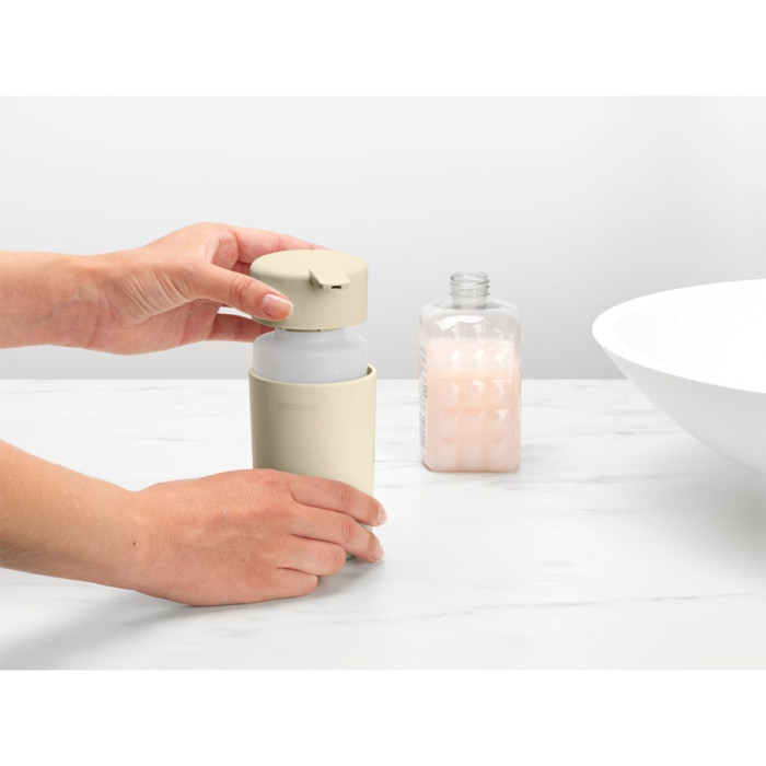 Дозатор за течен сапун Brabantia ReNew Soft Beige Дозатор за течен сапун Brabantia ReNew Soft Beige - Баня и почистване