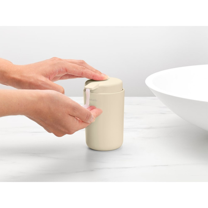 Дозатор за течен сапун Brabantia ReNew Soft Beige Дозатор за течен сапун Brabantia ReNew Soft Beige - Баня и почистване