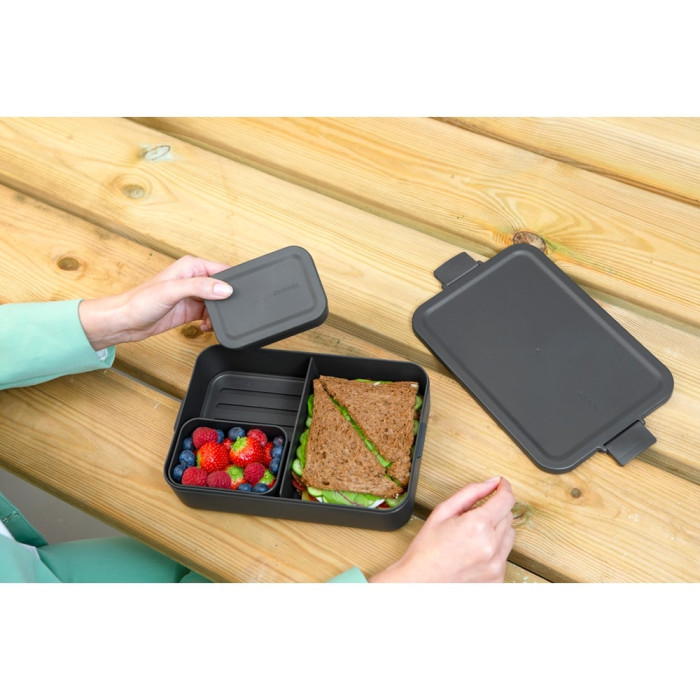 Кутия за обяд Brabantia Make&Take 2L, Dark Grey, с разделители Кутия за обяд Brabantia Make&Take 2L, Dark Grey, с разделители - Кухня