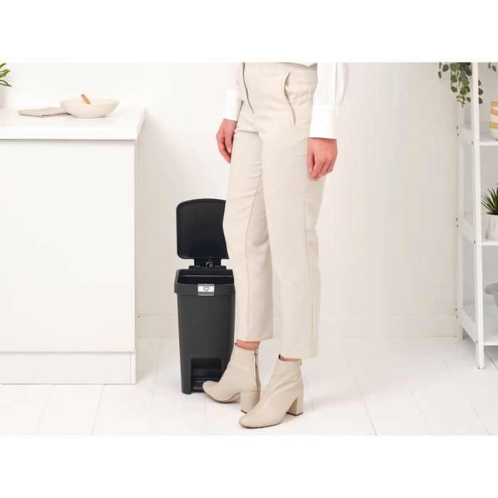 Кош за смет с педал Brabantia StepUp 10L, Dark Grey Кош за смет с педал Brabantia StepUp 10L, Dark Grey - Баня и почистване