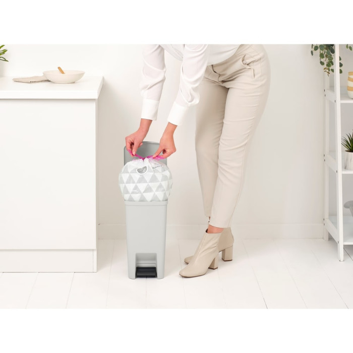 Кош за смет с педал Brabantia StepUp 10L, Light Grey Кош за смет с педал Brabantia StepUp 10L, Light Grey - Баня и почистване