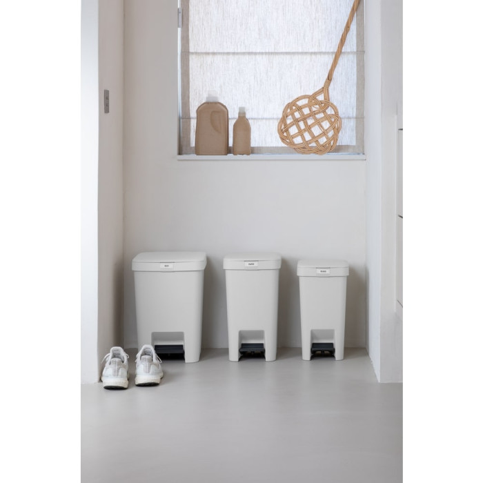 Кош за смет с педал Brabantia StepUp 10L, Light Grey Кош за смет с педал Brabantia StepUp 10L, Light Grey - Баня и почистване