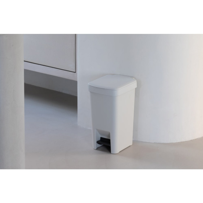 Кош за смет с педал Brabantia StepUp 10L, Light Grey Кош за смет с педал Brabantia StepUp 10L, Light Grey - Баня и почистване