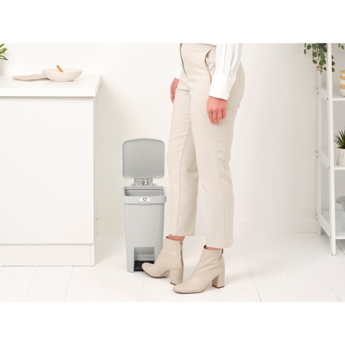 Кош за смет с педал Brabantia StepUp 10L, Light Grey Кош за смет с педал Brabantia StepUp 10L, Light Grey - Баня и почистване