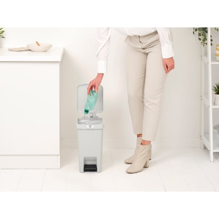 Кош за смет с педал Brabantia StepUp 10L, Light Grey Кош за смет с педал Brabantia StepUp 10L, Light Grey - Баня и почистване