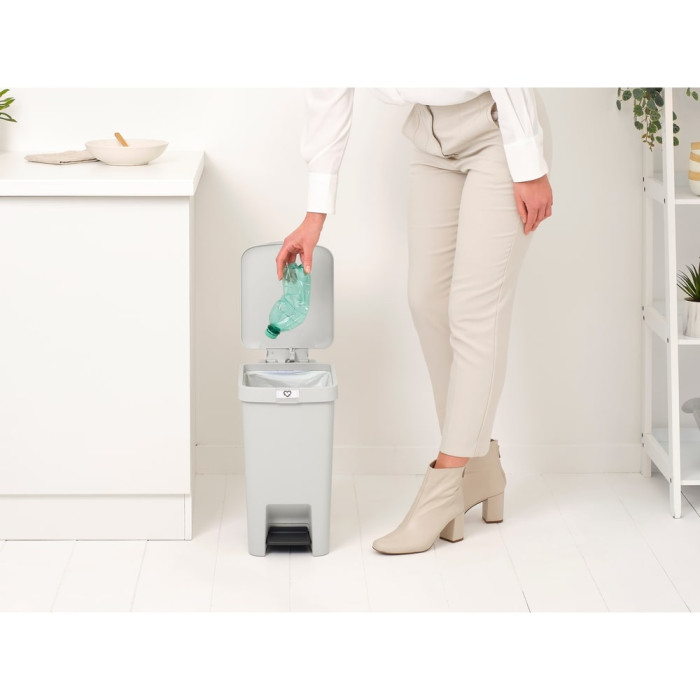 Кош за смет с педал Brabantia StepUp 16L, Light Grey Кош за смет с педал Brabantia StepUp 16L, Light Grey - Баня и почистване