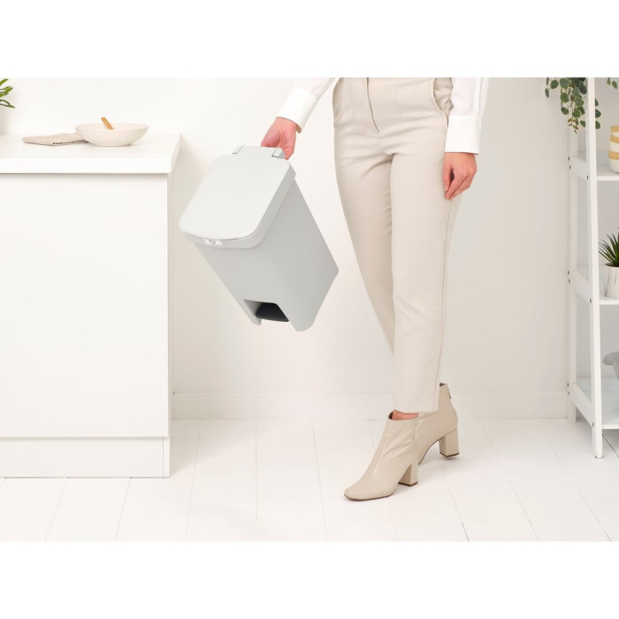 Кош за смет с педал Brabantia StepUp 16L, Light Grey Кош за смет с педал Brabantia StepUp 16L, Light Grey - Баня и почистване