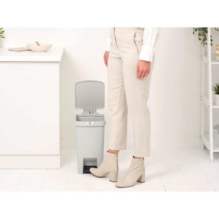 Кош за смет с педал Brabantia StepUp 16L, Light Grey Кош за смет с педал Brabantia StepUp 16L, Light Grey - Баня и почистване