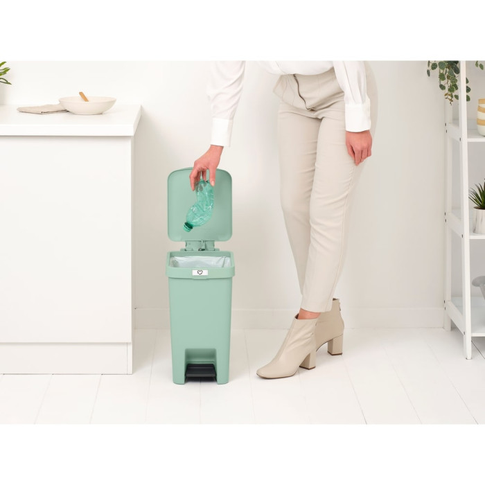 Кош за смет с педал Brabantia StepUp 16L, Jade Green Кош за смет с педал Brabantia StepUp 16L, Jade Green - Баня и почистване