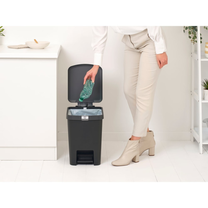 Кош за смет с педал Brabantia StepUp 25L, Dark Grey Кош за смет с педал Brabantia StepUp 25L, Dark Grey - Баня и почистване