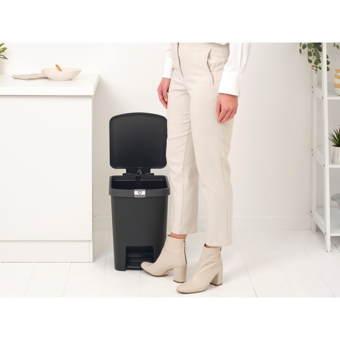 Кош за смет с педал Brabantia StepUp 25L, Dark Grey Кош за смет с педал Brabantia StepUp 25L, Dark Grey - Баня и почистване