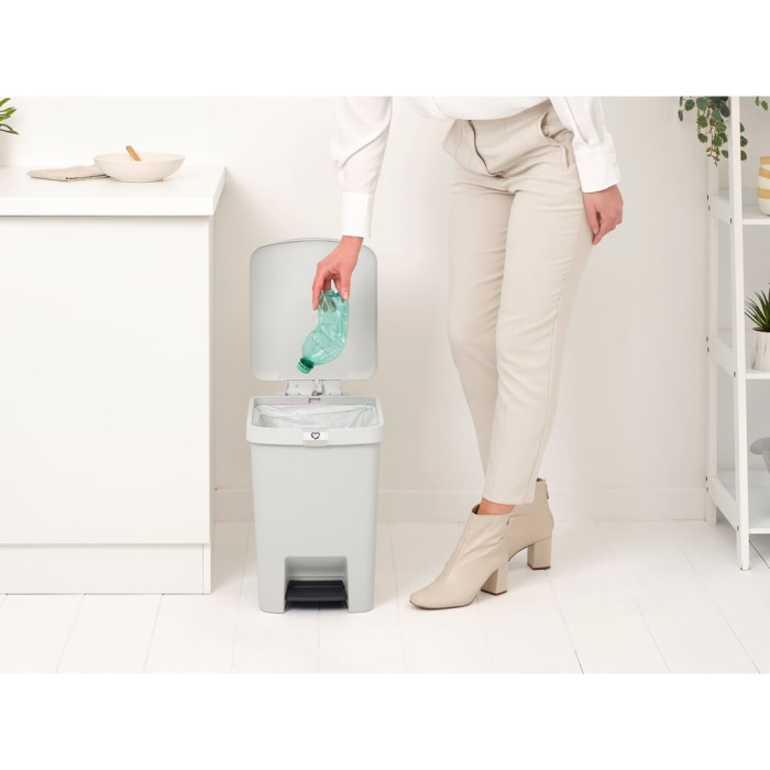 Кош за смет с педал Brabantia StepUp 25L, Light Grey Кош за смет с педал Brabantia StepUp 25L, Light Grey - Баня и почистване
