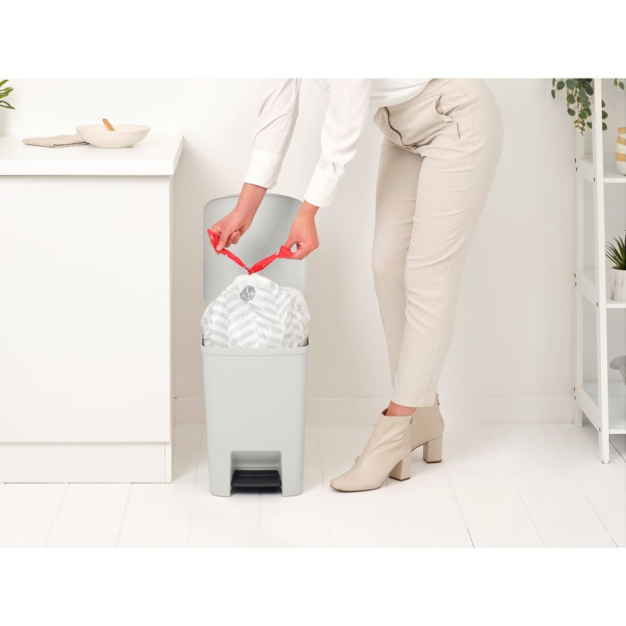 Кош за смет с педал Brabantia StepUp 25L, Light Grey Кош за смет с педал Brabantia StepUp 25L, Light Grey - Баня и почистване