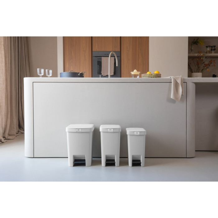 Кош за смет с педал Brabantia StepUp 25L, Light Grey Кош за смет с педал Brabantia StepUp 25L, Light Grey - Баня и почистване
