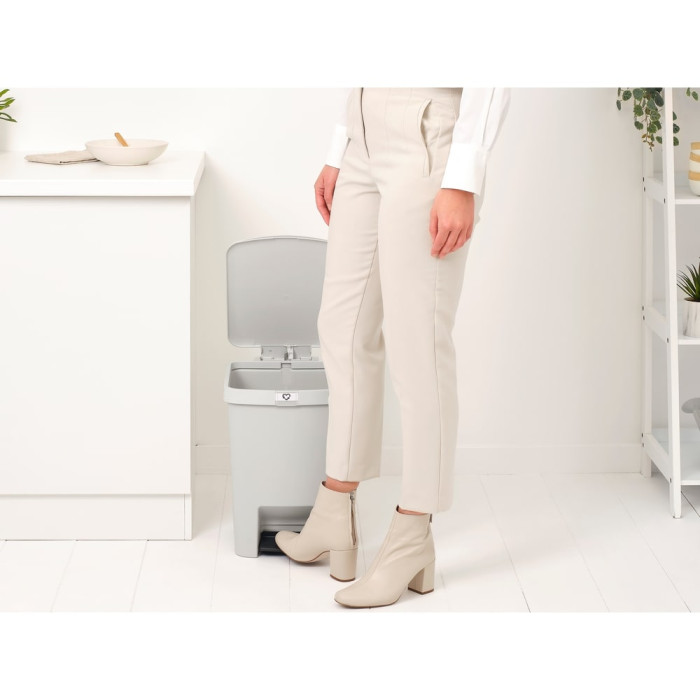 Кош за смет с педал Brabantia StepUp 25L, Light Grey Кош за смет с педал Brabantia StepUp 25L, Light Grey - Баня и почистване