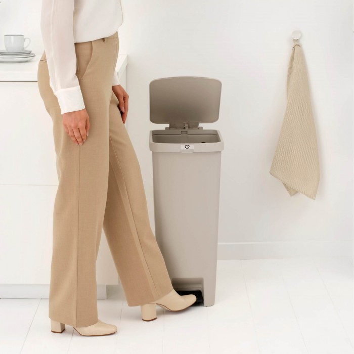 Кош за смет с педал Brabantia StepUp 40L, Soft Beige Кош за смет с педал Brabantia StepUp 40L, Soft Beige