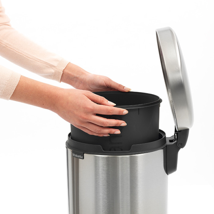 Кош за смет с педал Brabantia NewIcon 12L, Matt Steel Fingerprint Proof Кош за смет с педал Brabantia NewIcon 12L, Matt Steel Fingerprint Proof - Баня и почистване