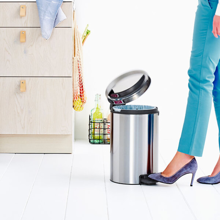Кош за смет с педал Brabantia NewIcon 12L, Matt Steel Fingerprint Proof Кош за смет с педал Brabantia NewIcon 12L, Matt Steel Fingerprint Proof - Баня и почистване