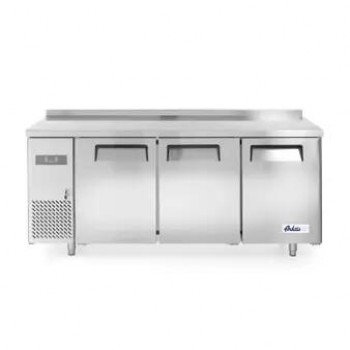 Професионален фризер ARKTIC от Hendi Kitchen Line с 3 врати 291 L 1800x600x(H)850mm неръждаема стомана -12˚/-22˚C 500 W 3 рафта 2x 430x428mm, 1x 490x428mm включени Професионален фризер ARKTIC от Hendi Kitchen Line с 3 врати 291 L 1800x600x(H)850mm неръждаема стомана -12˚/-22˚C 500 W 3 рафта 2x 430x428mm, 1x 490x428mm включени